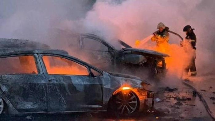 Nhiều phương tiện bị lửa thiêu rụi sau cuộc tấn công. Ảnh: RT