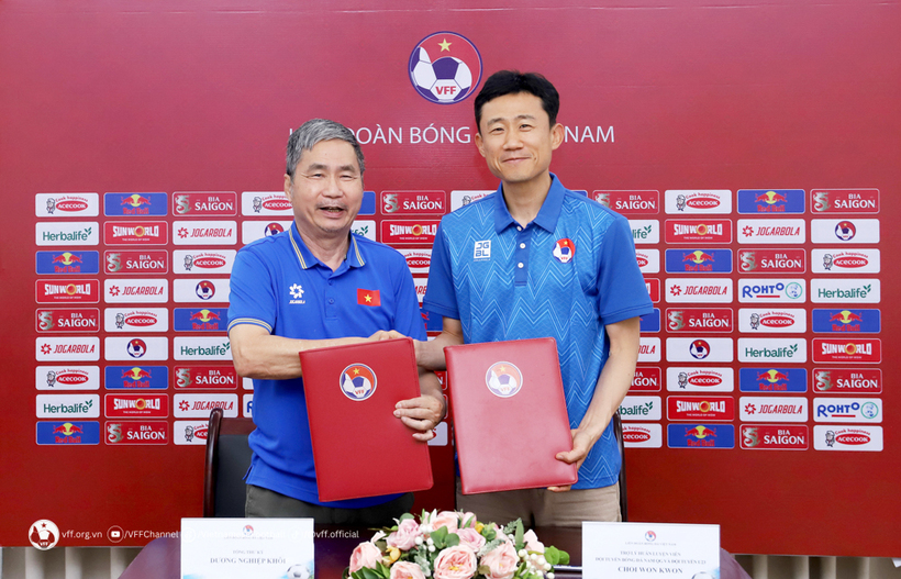 VFF chính thức ký hợp đồng với trợ lý HLV trưởng Choi Won Kwon. Ảnh: VFF.