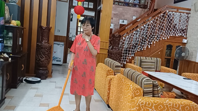 Cô Lê từng có thời gian dài bị khàn tiếng, mất tiếng