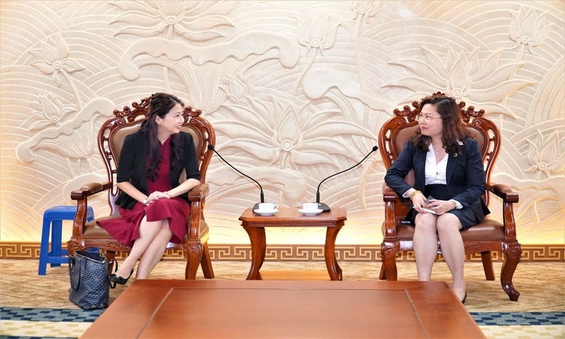 Chủ tịch UBCKNN Vũ Thị Chân Phương (bên phải) và Bà Abigail Ng tại buổi làm việc. Ảnh: SSC.