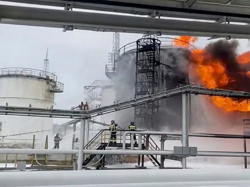 Lính cứu hỏa dập lửa sau khi UAV Ukraine tập kích một kho dầu của Nga. Ảnh: EPA