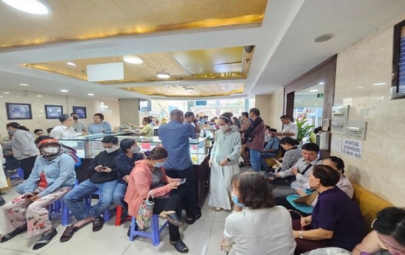Nhu cầu mua bán nhộn nhịp hơn những ngày trước, trong đó chủ yếu khách mua vàng. Ảnh: Người lao động
