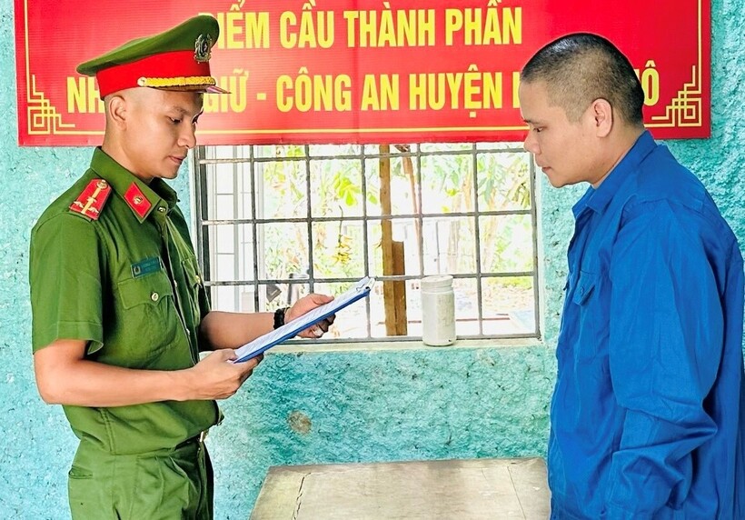 Cơ quan điều tra tống đạt quyết định khởi tố bị can đối với Lê Công Toàn. (Ảnh: PLO)