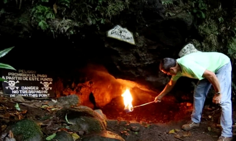 Một số biển cảnh báo được đặt ở hang động la Cueva de la Muerte. Ảnh: Oddity Central