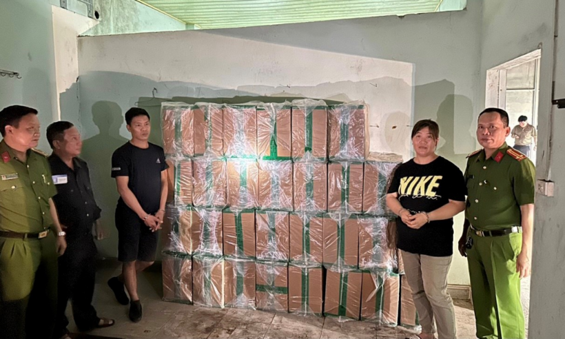 Đối tượng Hoàng Thị Thuỷ và Đỗ Hữu Thiết cùng số tang vật tạm giữ. (Ảnh: Công an tỉnh Quảng Ninh)