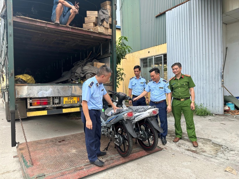Đội Quản lý thị trường số 5 phối hợp với Phòng An ninh kinh tế, Phòng Kỹ thuật Hình sự - Công an tỉnh Hưng Yên tiến hành khám xét phương tiện. Ảnh: Báo Nông Nghiệp