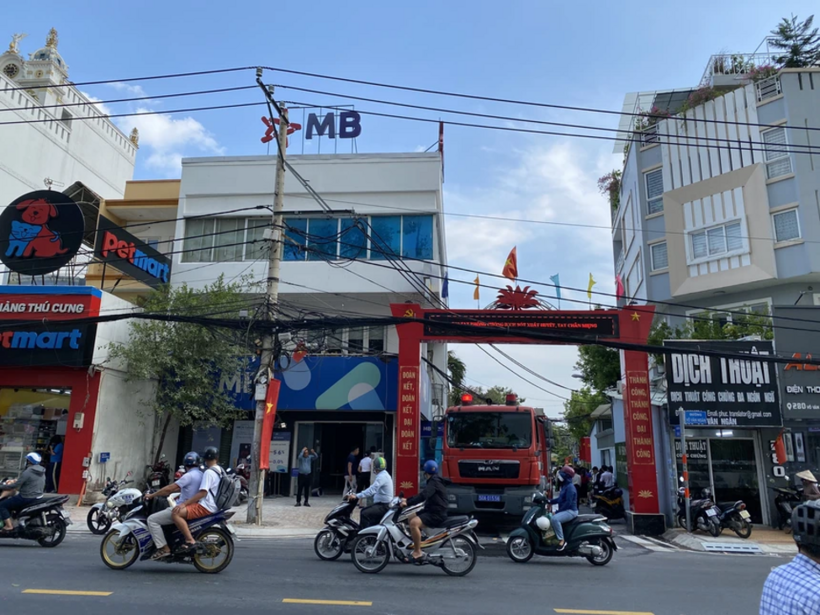 Máy phát đặt phía sau ngân hàng bị cháy và được dập tắt kịp thời. Ảnh: Phụ nữ Việt Nam.
