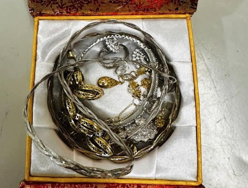 Số nữ trang giá trị để quên trong vali. (Ảnh: Dân trí)