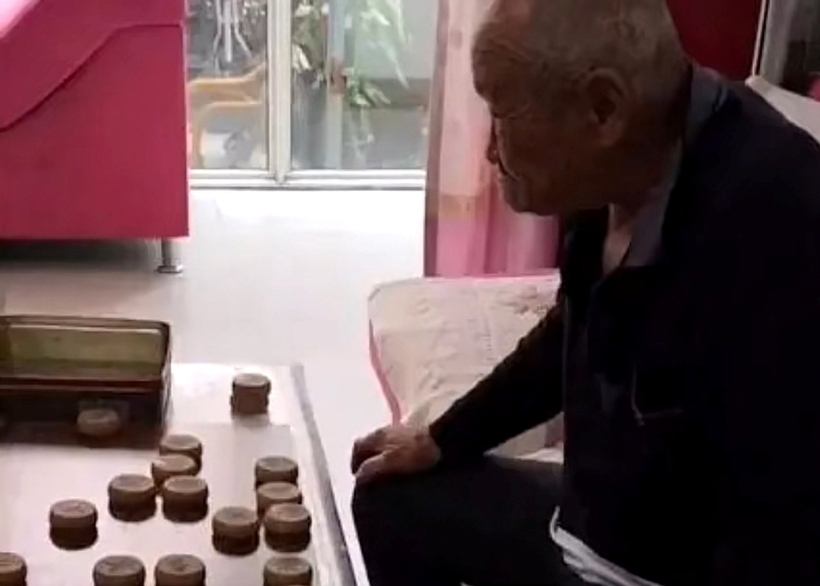 Cụ ông chưa từng kết hôn, sống cô độc một mình. Ảnh: Baidu