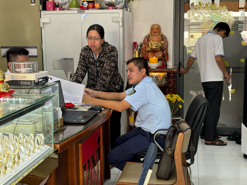 Lực lượng QLTT tỉnh Long An tiến hành kiểm tra một cửa hàng kinh doanh vàng.