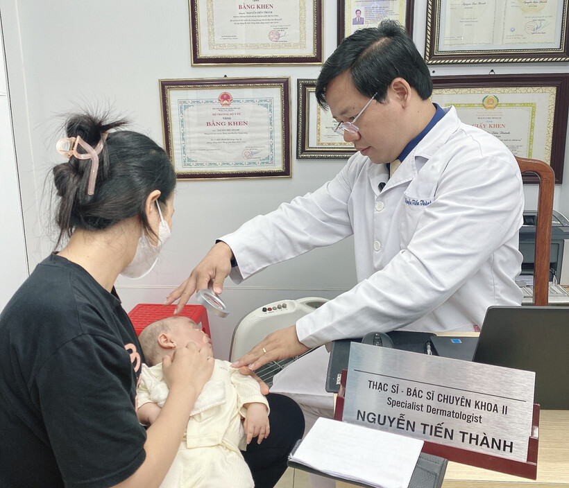 Chuyên gia khuyến cáo bố mẹ chăm sóc da không đúng cách, tắm/đắp lá cây, tự ý mua thuốc bôi cho con có thể khiến bệnh da của trẻ nặng hơn