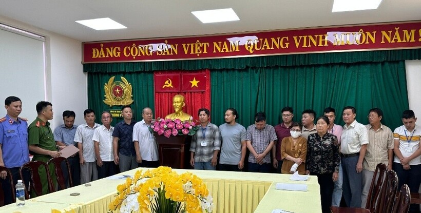 Cơ quan chức năng thực hiện lệnh khởi tố đối với các bị can. (Ảnh: Tiền phong)