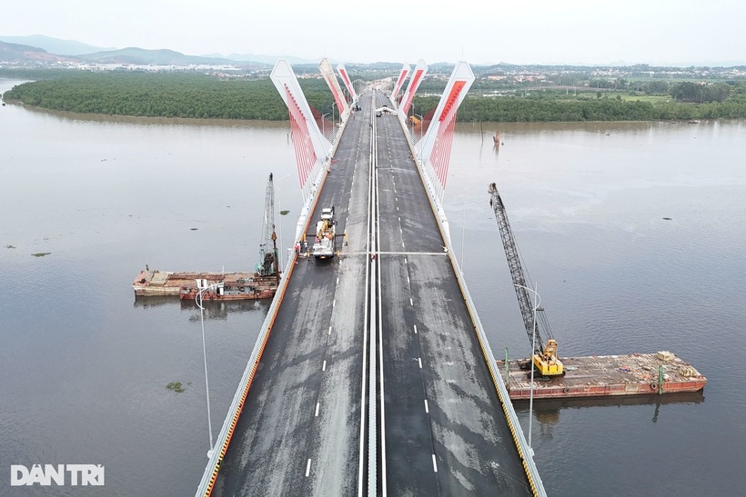 Cầu Bến Rừng nối đôi bờ sông Đá Bạch được xây dựng tại vị trí cách phà Rừng hiện tại khoảng 3,7km về phía thượng lưu, cách cầu sông Chanh khoảng 4,3km và cách Quốc lộ 18 khoảng 6,4km.