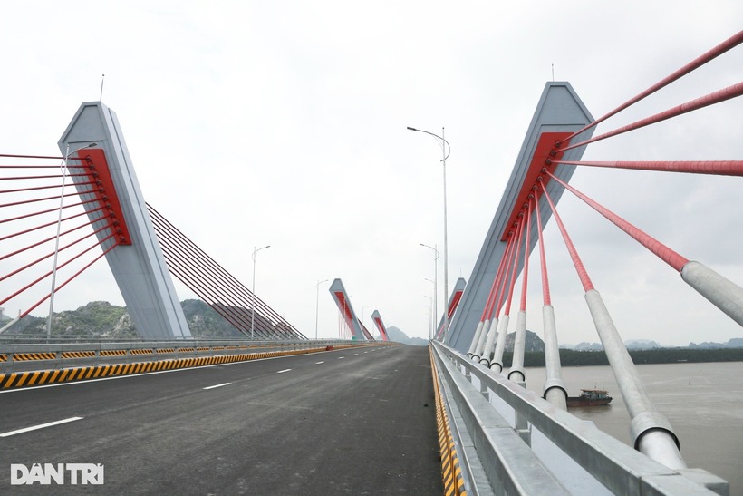 Với chiều dài hơn 1,87km, trong đó cầu chính dầm liên tục bê tông cốt thép dự ứng lực với chiều dài khoảng 490m, phần cầu dẫn gồm 34 nhịp dầm (bờ phía thành phố Hải Phòng có 14 nhịp, bờ phía tỉnh Quảng Ninh có 20 nhịp).
