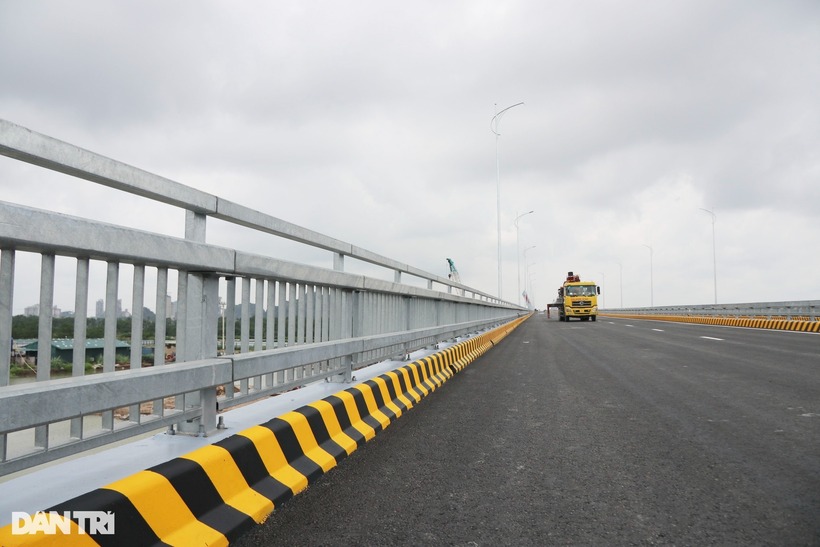 Cầu chính và cầu dẫn có bề rộng 21,5m, gồm 4 làn xe cơ giới và 2 làn hỗn hợp; chiều cao thông thuyền 11m, đường dẫn hai bên dài hơn 0,4 km; vận tốc thiết kế cầu chính 80km/h.