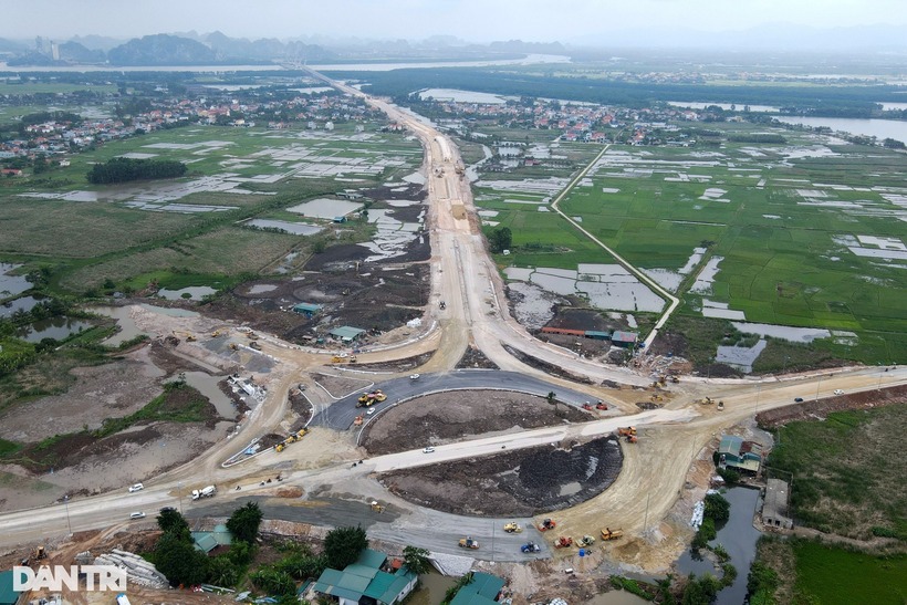 Nguồn vốn đầu tư dự án được sử dụng từ ngân sách Trung ương, ngân sách thành phố Hải Phòng và tỉnh Quảng Ninh.