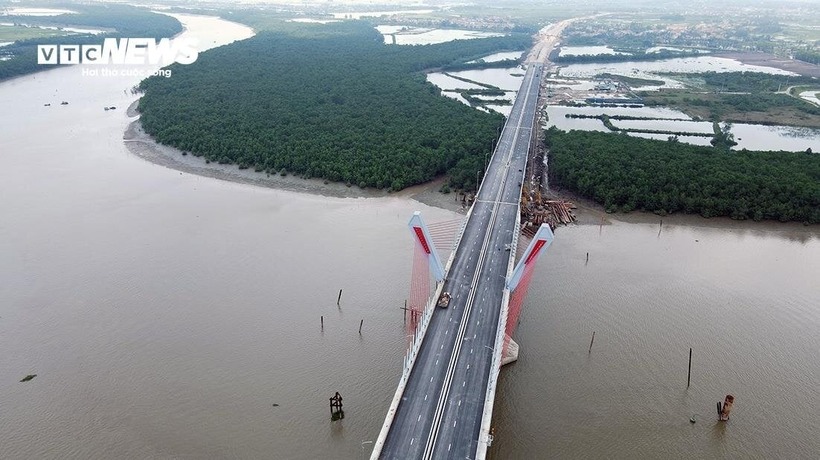 Bên cạnh là công trình giao thông trọng điểm, hợp tác giữa 2 địa phương Quảng Ninh - Hải Phòng trong mục tiêu kết nối liên vùng, góp phần nâng cao năng lực phục vụ về giao thông, dự án còn thúc đẩy mối quan hệ đoàn kết, gắn bó giữa nhân dân 2 địa phương, từng bước hoàn thiện mạng lưới giao thông vùng kinh tế trọng điểm Bắc Bộ.