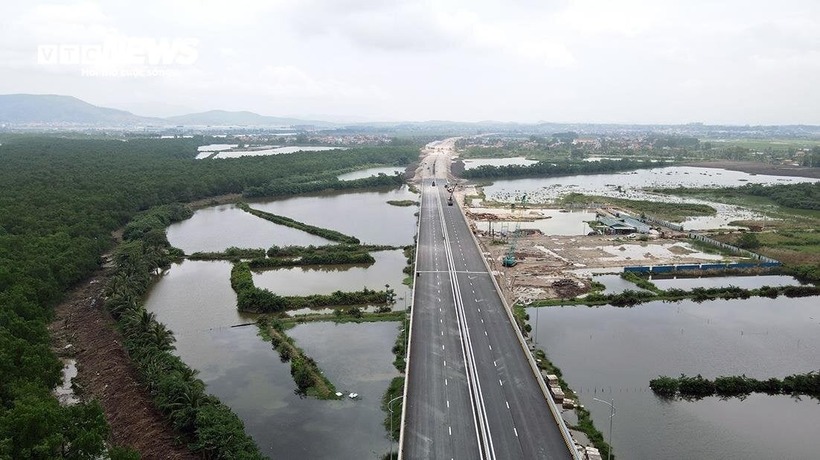 Thông trên báo VTC News, năm 2022, tỉnh Quảng Ninh và TP.Hải Phòng hợp tác đầu tư cầu Bến Rừng, hệ thống đường nối. Mục tiêu đến ngày 13/5, kỷ niệm ngày Giải phóng Hải Phòng sẽ thông xe kỹ thuật toàn tuyến, đảm bảo phương tiện có thể di chuyển qua lại giữa đường nối và cầu Bến Rừng.