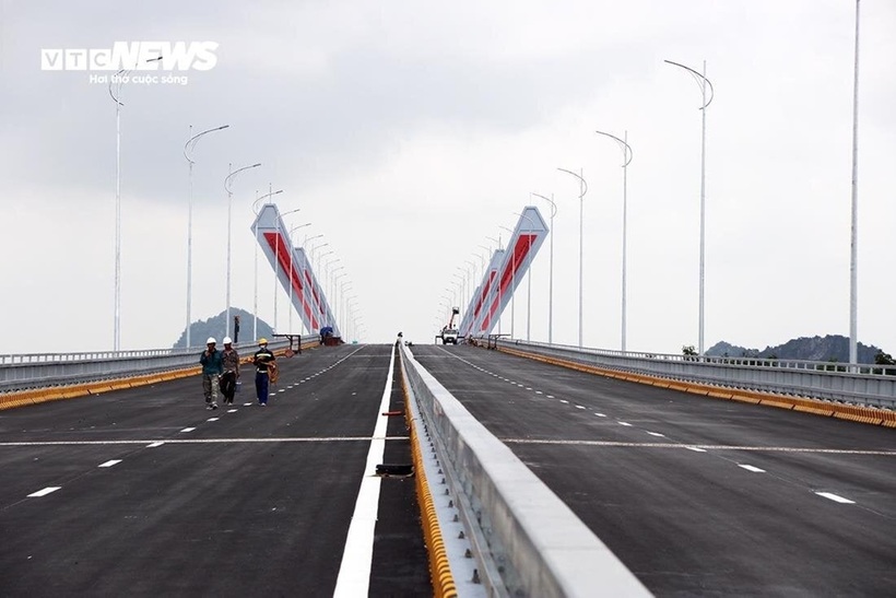 Tuy nhiên, theo tỉnh Quảng Ninh, do tác động của điều kiện khách quan, quá trình tổ chức thi công đường nối phía Quảng Ninh gặp một số khó khăn, các đơn vị đang tập trung tháo gỡ để sớm hoàn thành dự án. Mục tiêu hoàn thiện dự án, đảm bảo các điều kiện đưa vào khai thác trong tháng 6/2024.