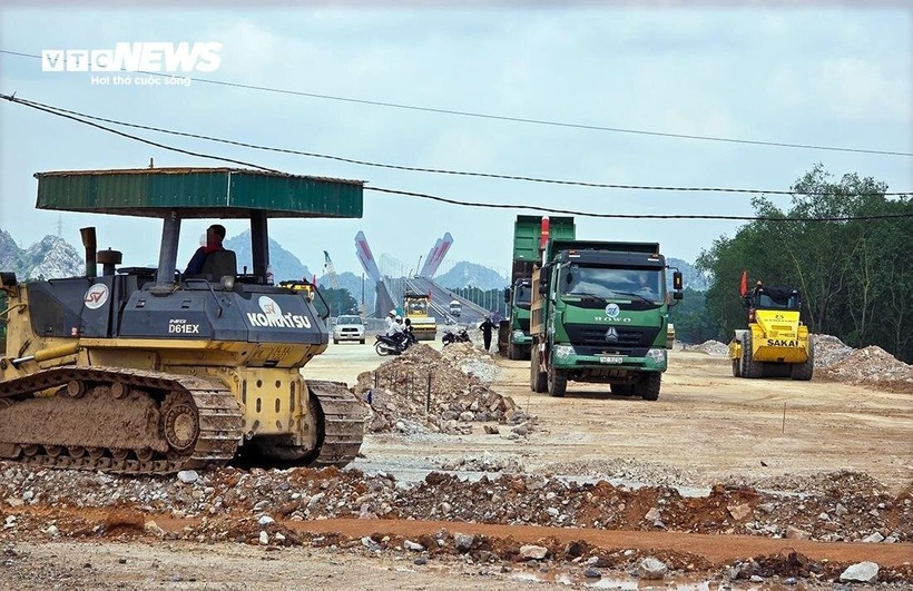 Đại diện Ban Quản lý dự án đầu tư xây dựng các công trình giao thông TP.Hải Phòng cho hay, cầu Bến Rừng với trách nhiệm của Hải Phòng đã cơ bản hoàn thành. Tuy nhiên, hệ thống đường nối bên Quảng Ninh chưa thi công xong. Hiện tại, đợi Quảng Ninh thực hiện xong dự án, Hải Phòng sẽ cùng tổ chức thông xe toàn tuyến.