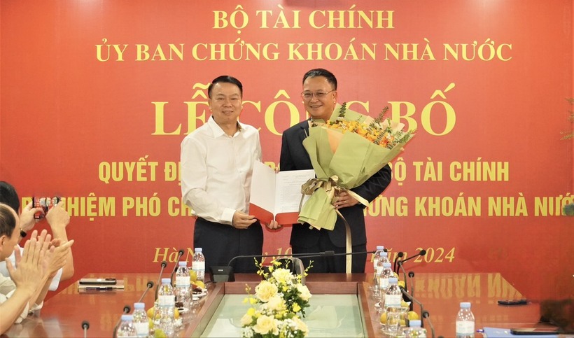 Thứ trưởng Bộ Tài chính Nguyễn Đức Chi trao Quyết định bổ nhiệm ông Bùi Hoàng Hải giữ chức vụ Phó Chủ tịch UBCKNN. Ảnh: SSC.