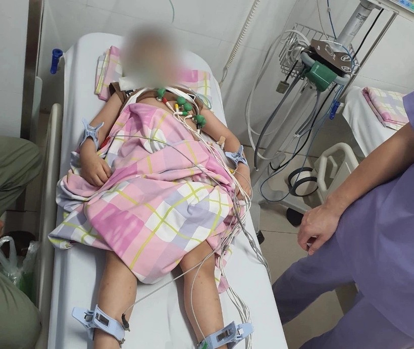 Bé trai bị đuối nước dẫn đến viên phổi. Ảnh: Báo Giao Thông