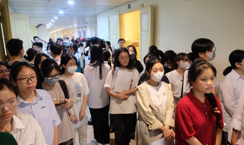 Thí sinh tham dự kỳ thi đánh giá năng lực năm 2024 của Trường ĐH Sư phạm Hà Nội. Ảnh: Tuổi Trẻ