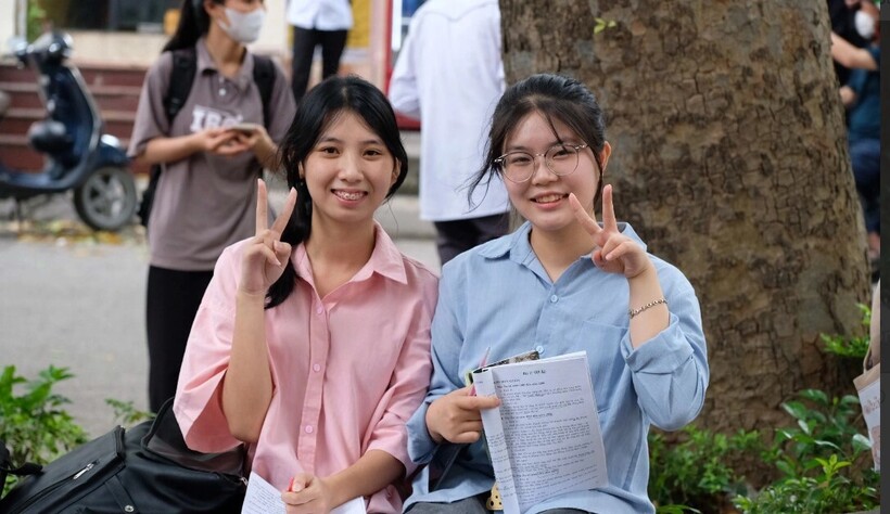 Đoàn Nhật Minh và Đinh Minh Ánh cùng lựa chọn theo đuổi nghề giáo viên vì được truyền cảm hứng từ mẹ. Ảnh: Tuổi Trẻ