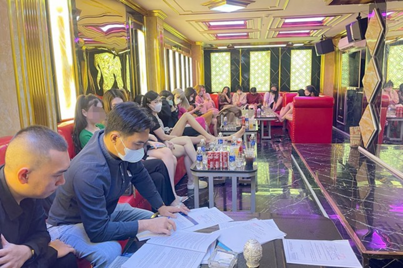 Nhiều nữ tiếp viên làm việc tại nhà hàng nhưng không được giao kết hợp đồng lao động theo quy định. Ảnh: Tiền Phong.