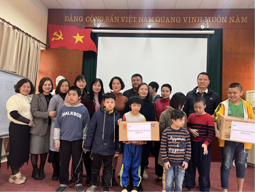 Công đoàn trường mầm non Tương Mai đã tới thăm làng trẻ Hòa Bình và trao tặng Bộ dụng cụ tập phối hợp các hoạt động.