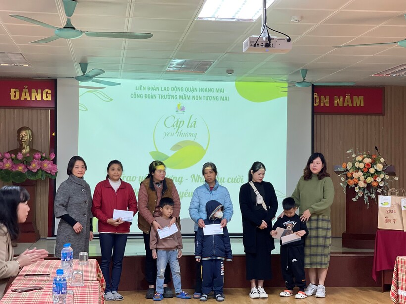 Công đoàn trường mầm non Tương Mai trao quà cho học sinh có hoàn cảnh khó khăn của nhà trường.