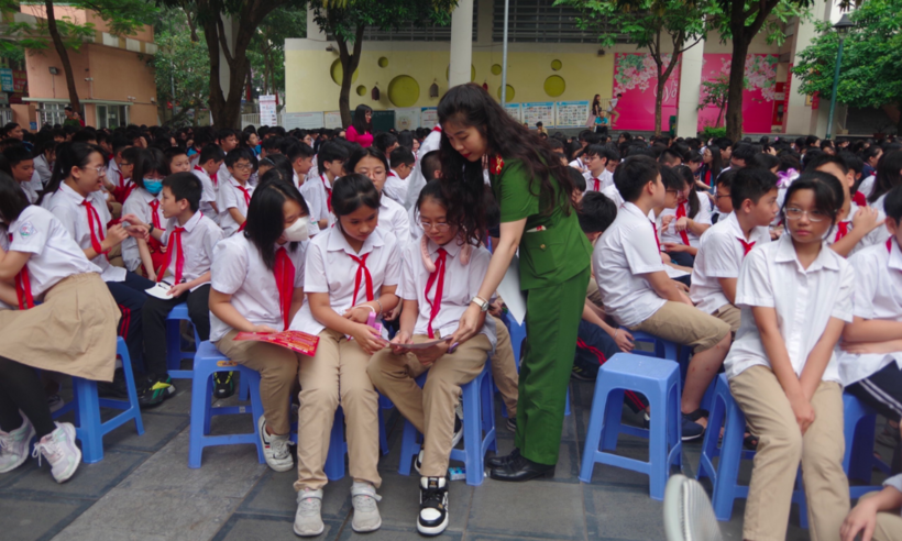 Các em học sinh và giáo viên tại Trường THCS Nghĩa Tân tham gia buổi tuyên truyền, phổ biến Luật Căn cước.