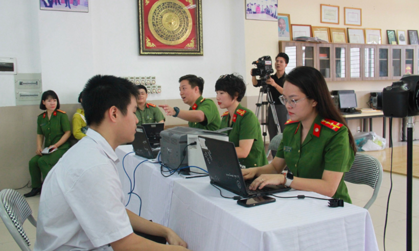 Công an quận Cầu Giấy tiến hành cấp căn cước công dân cho các em học sinh Trường THCS Nghĩa Tân.