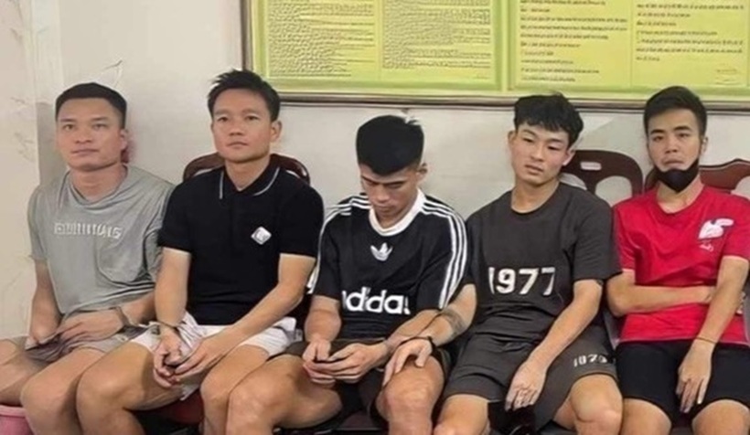 5 cầu thủ bị bắt giữ sau khi sử dụng ma tuý trong khách sạn cùng 5 cô gái. Ảnh: Tiền phong