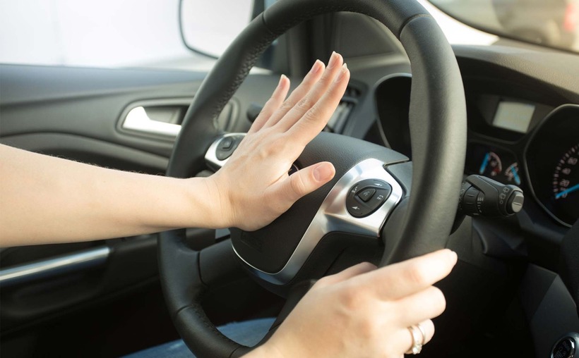 Bầm còi xe vào ban đêm có bị phạt không? Ảnh minh hoạ