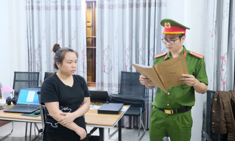 Cơ quan Công an thi hành lệnh khám xét khẩn cấp chỗ ở, nơi làm việc của đối tượng Dâng. (Ảnh: THANCB)
