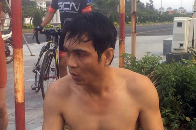 Anh Tính ngồi nghỉ mệt sau khi dùng nhiều sức lực để cứu nạn nhân đuối nước. Ảnh: Dân Trí.