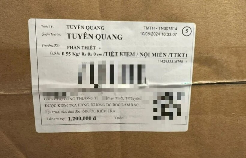 Hộp thực phẩm chức năng người dân mang tới bệnh viện. Ảnh: VTC News.