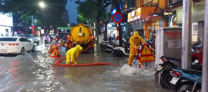 20 giờ tại nút giao thông Phan Bội Châu - Lý Thường Kiệt, công nhân thoát nước ứng trực giảm ngập úng. Ảnh: Kinh tế đô thị