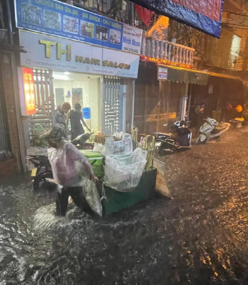 Phố Khâm Thiên ngập sâu