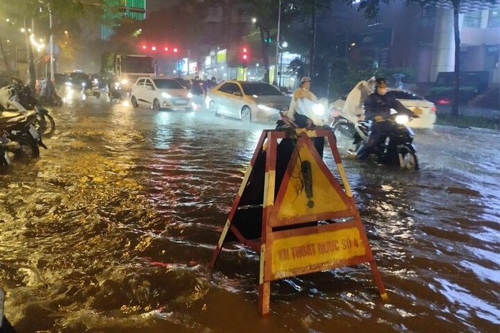 Một số điểm ngập úng được đặt biển báo để nhắc nhở người đi đường.