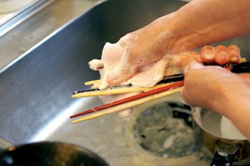 Không nên chà xát mạnh vào thân đũa gỗ khi rửa. Ảnh minh họa