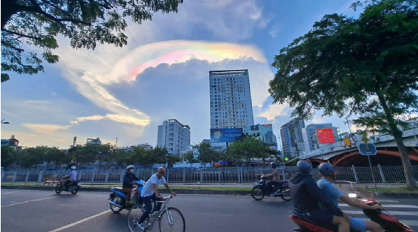 Áng mây có màu sắc tương tự cầu vồng nhưng lung linh hơn. Ảnh: Tuổi trẻ