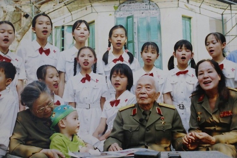 NSND Tường Vi (ngoài cùng, bên phải) và các em nhỏ đón đại tướng Võ Nguyên Giáp đến thăm Trung tâm Nghệ thuật tình thương. (Ảnh: Dân trí)