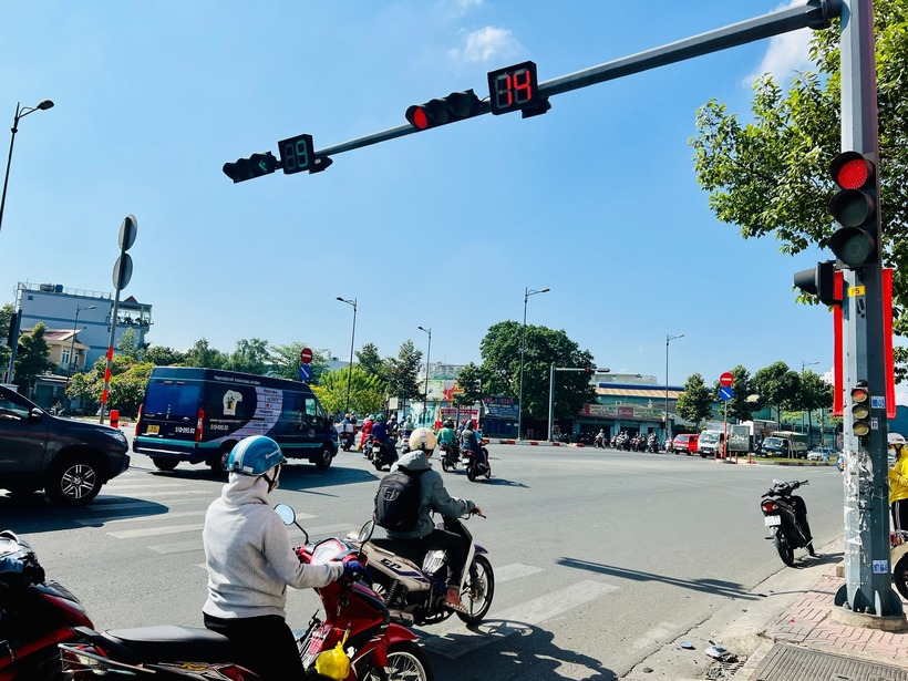 Rẽ phải khi đèn đỏ phạt bao nhiêu? Ảnh minh hoạ