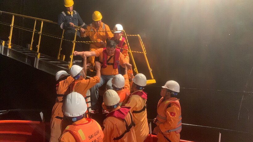 Lực lượng cứu hộ đưa nạn nhân lên tàu chuyên dụng SAR 272.