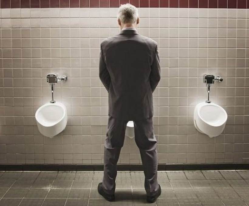 Người bị phì đại tiền liệt tuyến thường bị tiểu nhiều lần, tiểu rắt, tiểu khó