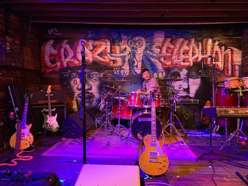 Quán Crazy Elephant luôn thu hút khách bằng những bản nhạc rock sôi động.