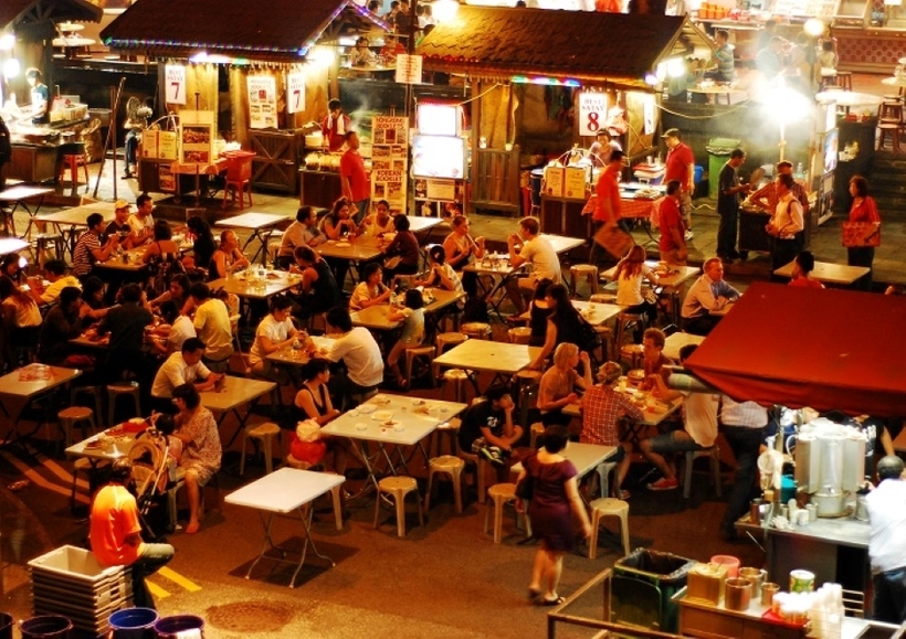 Tại Singapore, không phổ biến các quán ăn vỉa hè, vì vậy bạn cần phải đi vào các trung tâm thương mại để tìm kiếm các lựa chọn ăn uống.