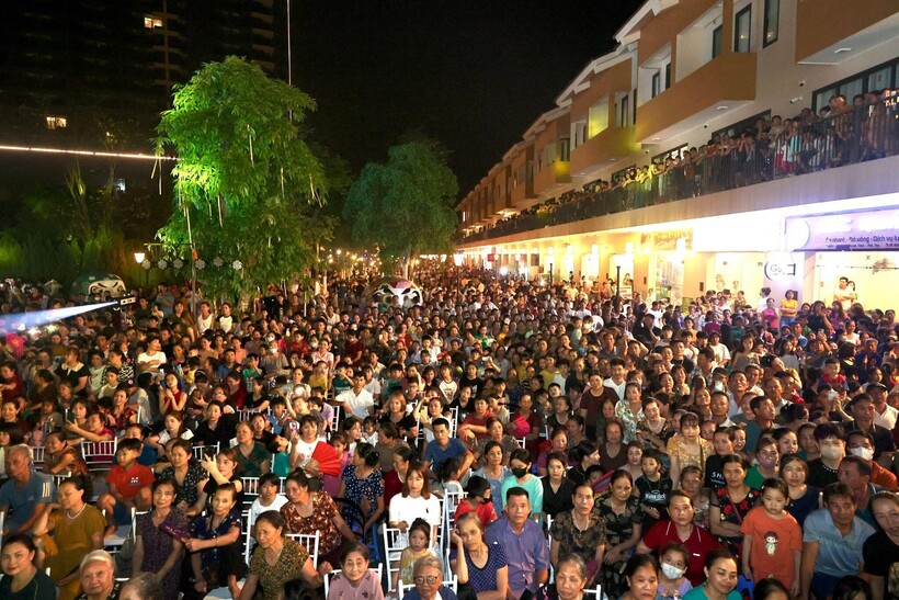 Dòng người đông đảo đổ về Lynn Times Thanh Thủy trong ngày hội Mạch nguồn khoáng nóng tổ chức nhằm dịp lễ Giỗ Tổ 10/3 âm lịch hàng năm